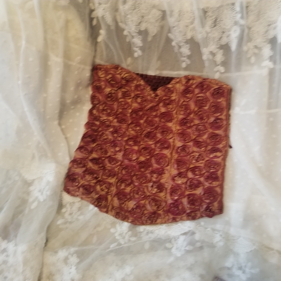 Child fairy tale top goes great with the gold tutu skirt streatch back - Picture 3 of 4